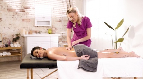 Два массажиста занимаются сексом втроем с клиенткой 3