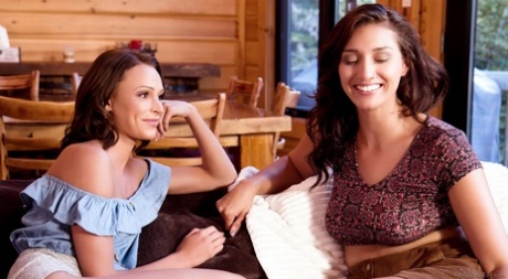 Эмма Хикс и Белла Ролланд, две подруги, свернулись калачиком на диване и смотрят 1