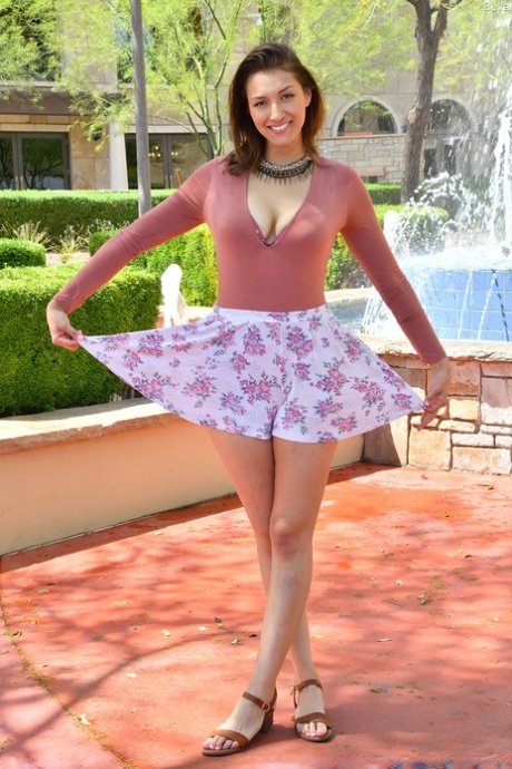 Любительская девушка Белла показывает голые ноги на публике с сиськами и пиздой для подражания 4