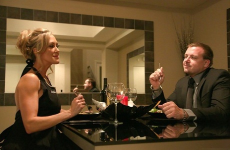 Великолепная милфа Брэнди Лав скачет верхом на члене и получает сперму на лицо 1