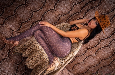 Сексуальная брюнетка Канела Скин моделирует сама, прежде чем ее трахнут в жопу 1