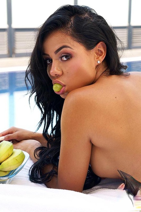 Латиноамериканская модель Канела Скин подчеркивает свою увеличенную попку возле бассейна 11