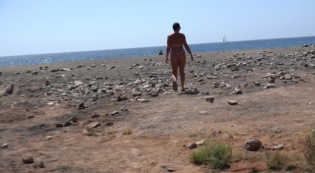 Белокожая женщина с короткими волосами Хлоя Ламур приседает пописать в своем бикини 15