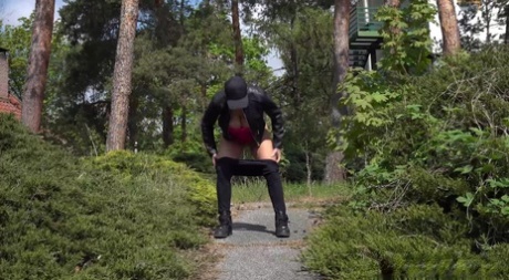 Грудастая Хлоя садится на корточки и наслаждается долгой писей 3