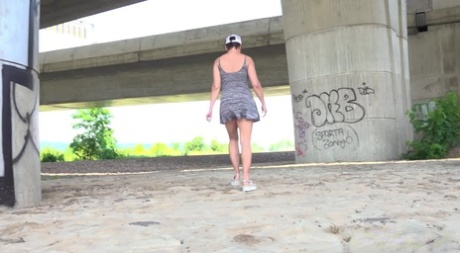 Хлоя Ламур садится на корточки возле моста, чтобы пописать 13