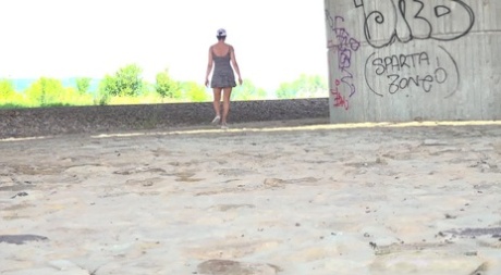 Хлоя Ламур садится на корточки возле моста, чтобы пописать 15