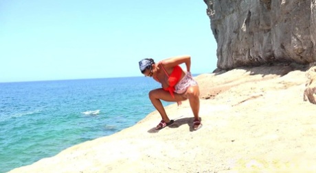 Кавказская девушка Хлоя Ламур мочится, прогуливаясь по приморскому утесу 2