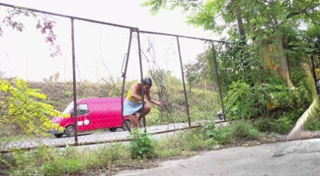 Коротко стриженная девушка Хлоя Ламур крайне нуждается в том, чтобы помочиться на участок тротуара 2