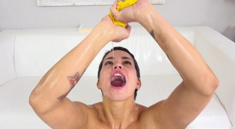 Хлоя Ламур щеголяет короткими волосами и большими сиськами, поглощая собственную мочу 8