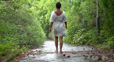 Одинокая женщина Хлоя Ламур мочится на мощеную дорожку в сандалиях 15