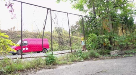 Коротко стриженная девушка Хлоя Ламур крайне нуждается в том, чтобы помочиться на участок тротуара 1