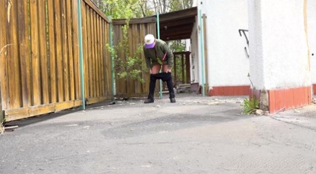 Грудастая красотка Хлоя фонтанирует на земле 2