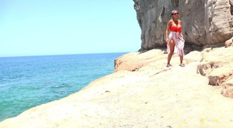 Кавказская девушка Хлоя Ламур мочится, прогуливаясь по приморскому утесу 1