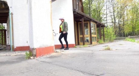 Грудастая красотка Хлоя фонтанирует на земле 1