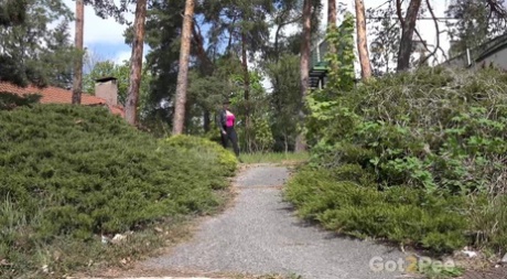 Грудастая Хлоя садится на корточки и наслаждается долгой писей 1