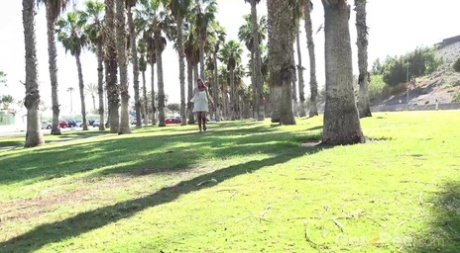 Платиновая блондинка Хлоя Ламур мочится на лужайке в солнцезащитных очках 1