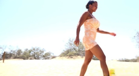 Девушка-одиночка Хлоя Ламур обильно мочится, пересекая песчаный участок 14