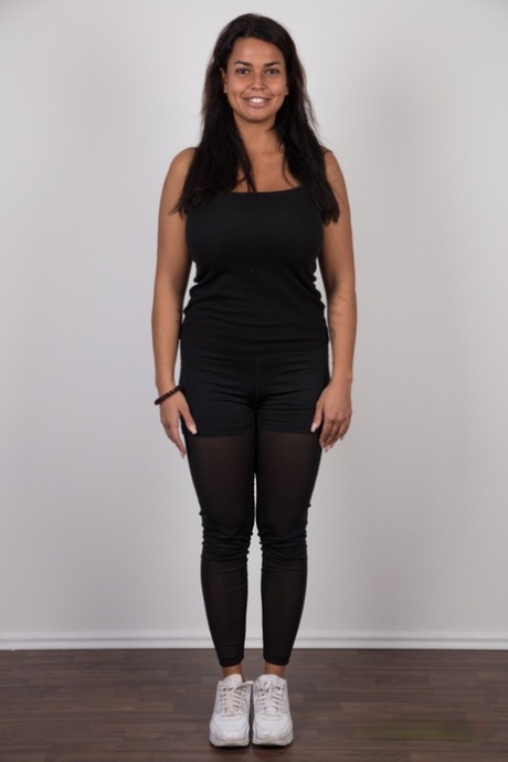 Соблазнительная первокурсница демонстрирует свою лысую киску после того, как сняла всю свою одежду 2