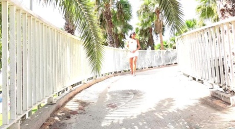 Белокожая цыпочка Хлоя Ламур мочится на пешеходном мосту 1