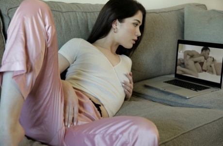 Эвелин Клэр очень любит смотреть порно и фантазировать о том, что она видит 3