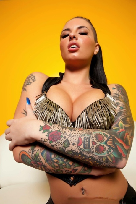 Горячая порнозвезда с татуировками Кристи Мак ласкает свои круглые сиськи и раздвигает киску 3