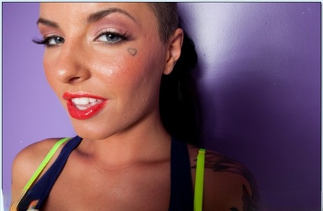 Грудастая татуированная молоденькая красотка Кристи Мак снимает с себя одежду 3