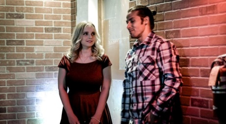 Молоденькая блондинка Коди Вор кончает на свои большие сиськи после траха 2