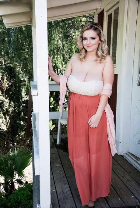 Полная одинокая девушка Коди Вор раздевается, чтобы снять носки и ботинки на веранде 2