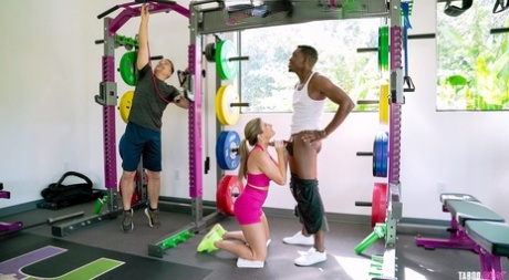 Британская девушка Кори Чейз получает эякуляцию на свой язык после двойного траха 1