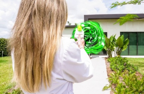 Британская милфа Кори Чейз кончает себе в рот, чтобы завершить секс от первого лица 3