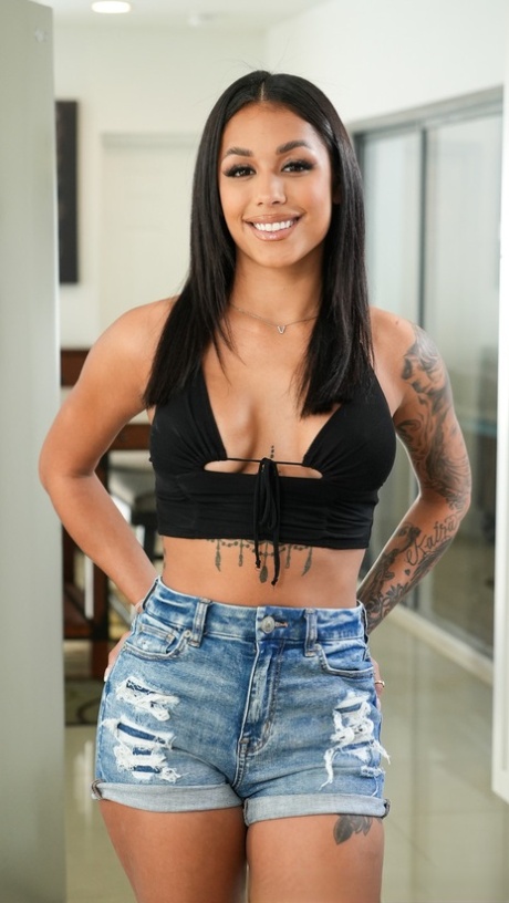 Латиноамериканские цыпочки обмениваются спермой после траха втроем с сантехником 1