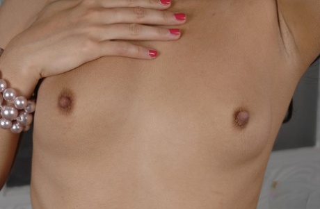 Черноволосая соло-девушка Аурелли Ребел погружает палец глубоко в свое влагалище 5