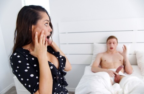 Милфа брюнетка Кристал Раш прыгает на большом члене после того, как наткнулась на него 2