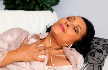 Пожилая брюнетка Даника Коллинз теребит пальцами свою возбужденную киску в пижаме 6