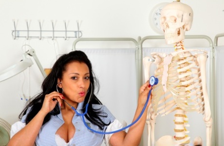 Зрелая брюнетка медсестра Даника Коллинз мастурбирует игрушкой на больничной койке 4