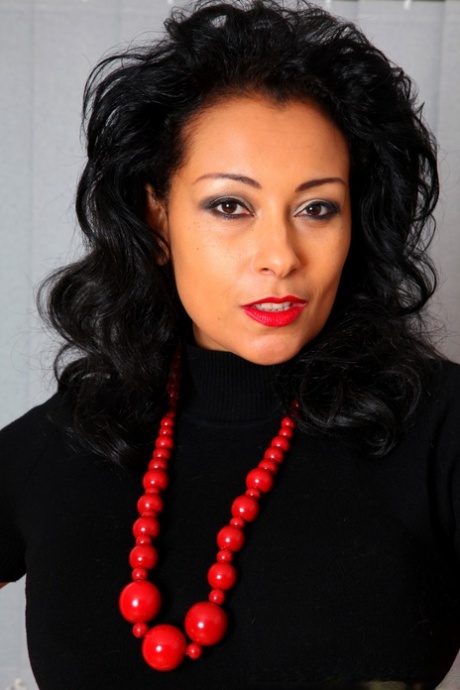 Пожилая леди Даника Коллинз хватает себя за задницу в красных перчатках, прежде чем показать свою пизду 1