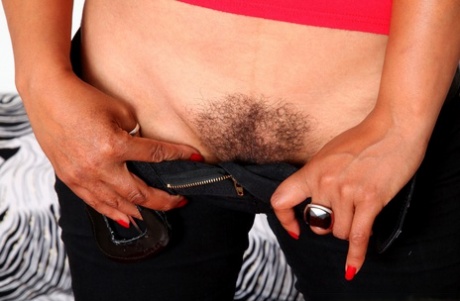 Пожилая леди Даника Коллинз обнажает свой волосатый куст после того, как обнажила большие сиськи 9