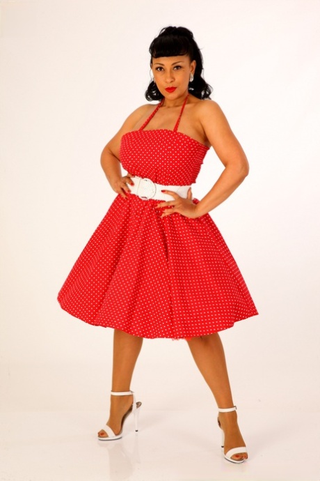 Даника Коллинз девушка в ретро-стиле в коричневых чулках 1