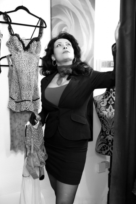 Зрелая женщина Даника Коллинз показывает свои большие сиськи во время слежки 2