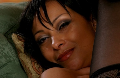 Дерзкая мамаша в чулках обнажает свои невероятно соблазнительные изгибы 8