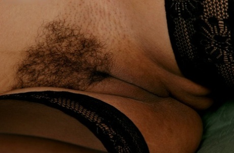 Дерзкая мамаша в чулках обнажает свои невероятно соблазнительные изгибы 12