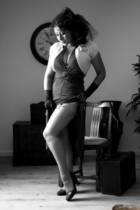 Стильная пожилая леди Даника Коллинз также обнажает свои большие сиськи и куст 3