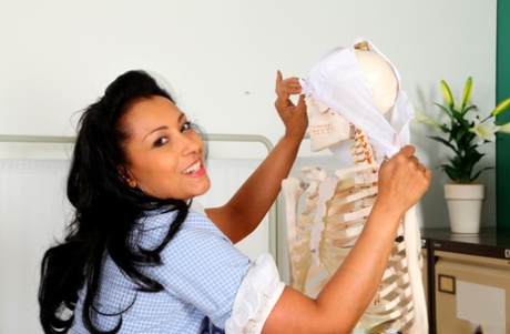 Зрелая брюнетка медсестра Даника Коллинз мастурбирует игрушкой на больничной койке 12