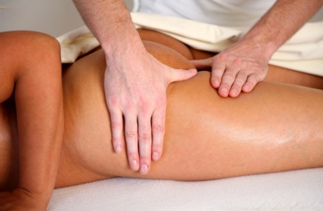 Горячая зрелая женщина Даника Коллинз получает массаж всего тела от своего массажиста 12