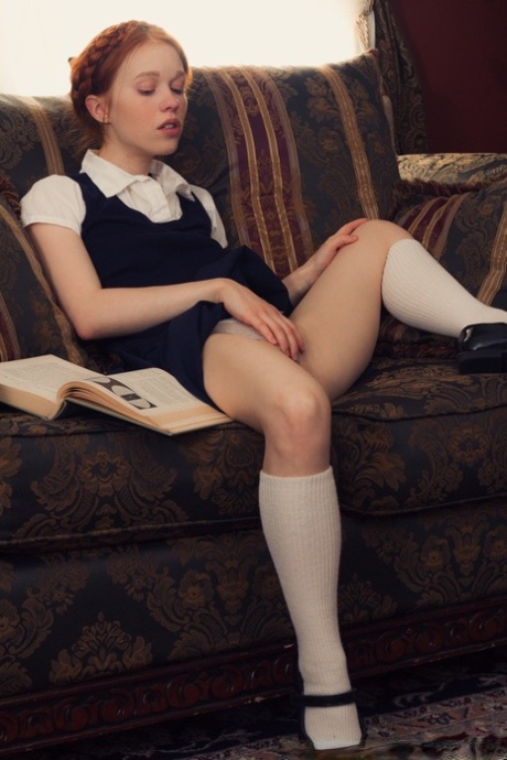 Молодо выглядящая рыжеволосая Долли Литтл раздевается догола в белых носках и туфлях Мэри Джейн 5