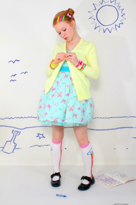 Очаровательная рыжеволосая молоденькая Долли Литтл раздевается догола в носках и туфлях Мэри Джейн 3