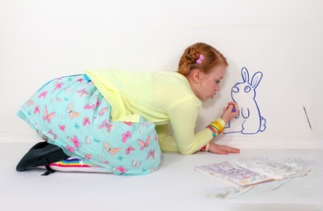 Очаровательная рыжеволосая молоденькая Долли Литтл раздевается догола в носках и туфлях Мэри Джейн 1