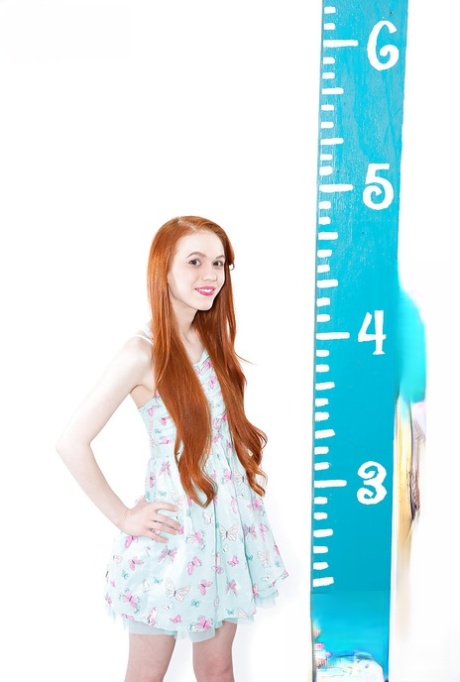 Рыжеволосая молодая соло-девушка Долли Литтл раздвигает киску после снятия трусиков 1