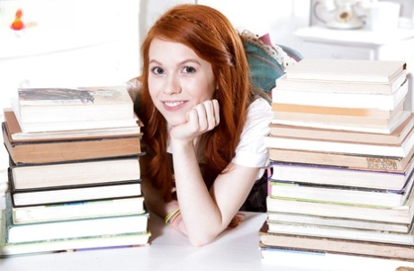 Рыжеволосая молоденькая красотка Долли Литтл сверкает белыми трусиками под юбкой 1