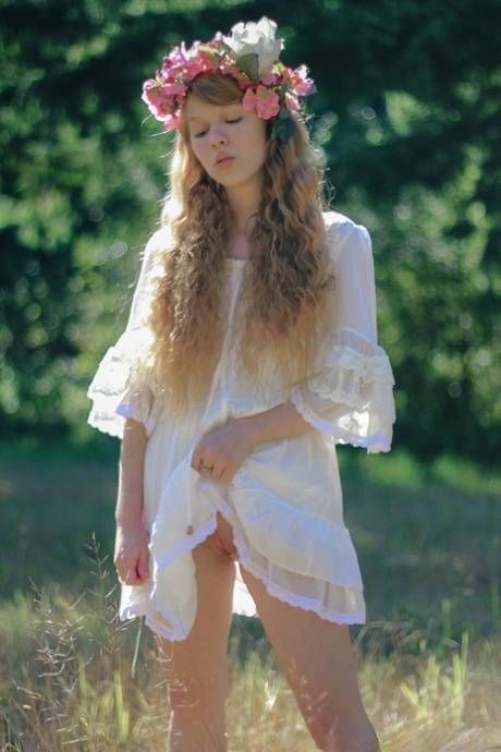 Очаровательная рыжеволосая молоденькая Долли Литтл держит зонтик, пока раздевается 7